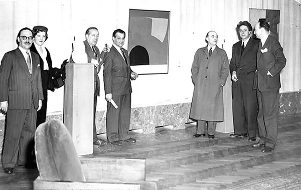 Henri Kerels, Marcelle Poliakoff, Erasme Touraou, Serge Poliakoff, Philippe Dotremont, Emile Gilioni y Pierre Janlet en la inauguración de la exposición del Palacio de Bellas Artes de Bruselas en 1953