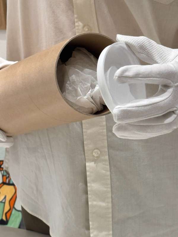 Extrémité d’un tube d’expédition calée avec du papier de soie, avant la pose du bouchon