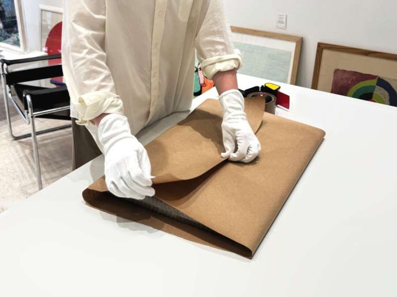 Colis d’œuvre d’art enveloppé de papier kraft par-dessus le papier bulle