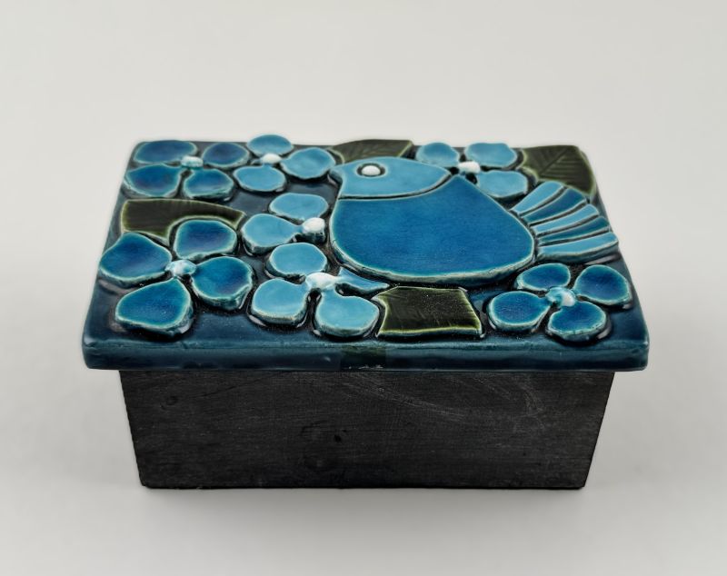 Caja con gorri&oacute;n y flores (Cerámica) - Mithé ESPELT