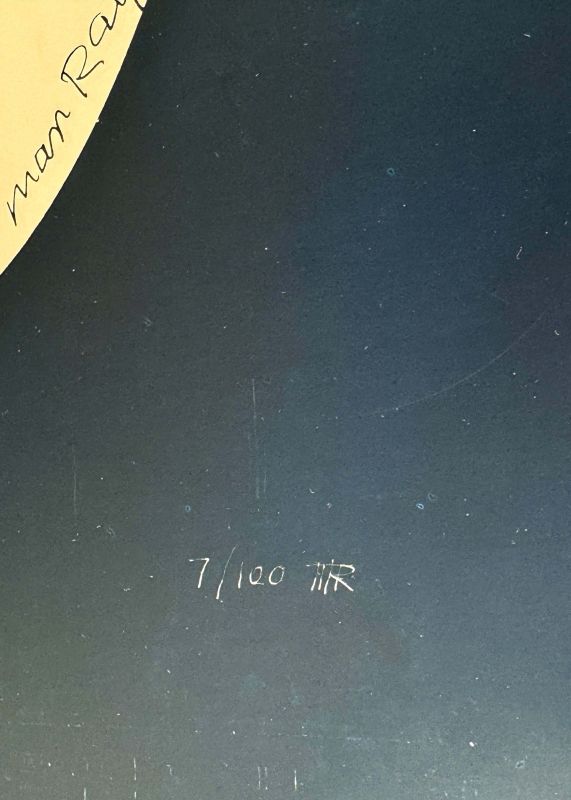 Les Grand trans-parents (Acrylglas) — MAN RAY — Detail der Signatur