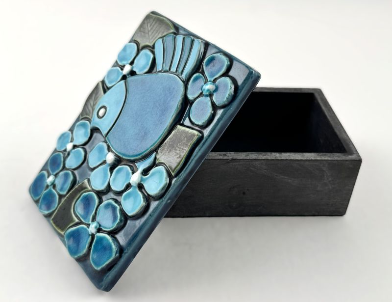 Caja con gorri&oacute;n y flores (Cerámica) - Mithé ESPELT