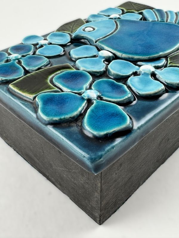 Caja con gorri&oacute;n y flores (Cerámica) - Mithé ESPELT
