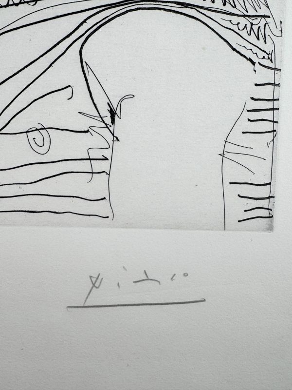 Hombre con chaleco afgano que reflexiona sobre el amor entre un «mosquetero» y su amada (Aguafuerte) — Pablo PICASSO — Detalle de la firma