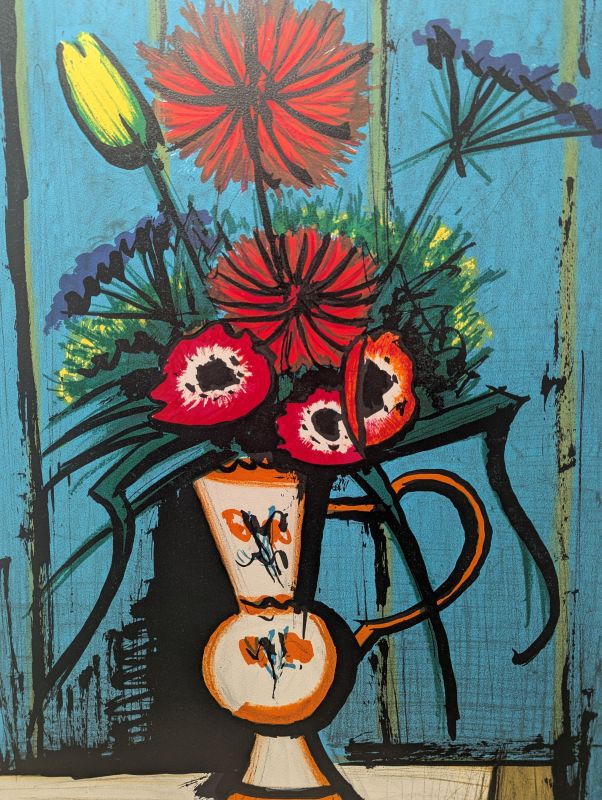 Blumenstrau&szlig; mit blauem Hintergrund (Farblithographie) - Bernard BUFFET